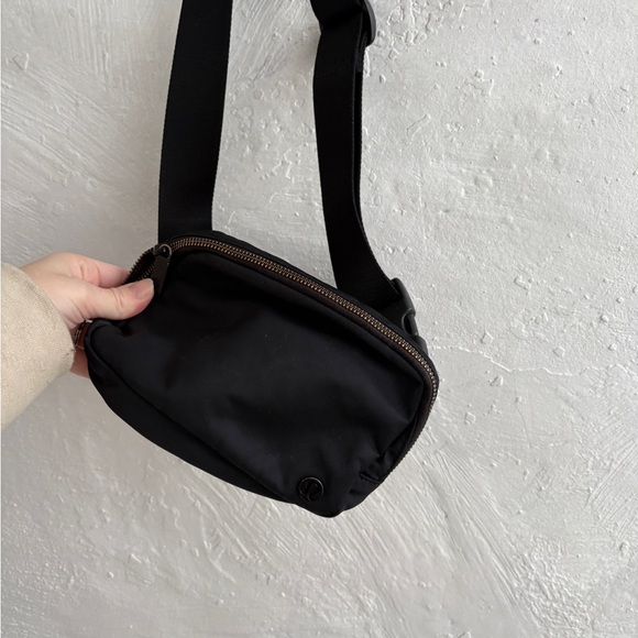 Lululemon everywhere belt bag in black - Picture 2 of 8